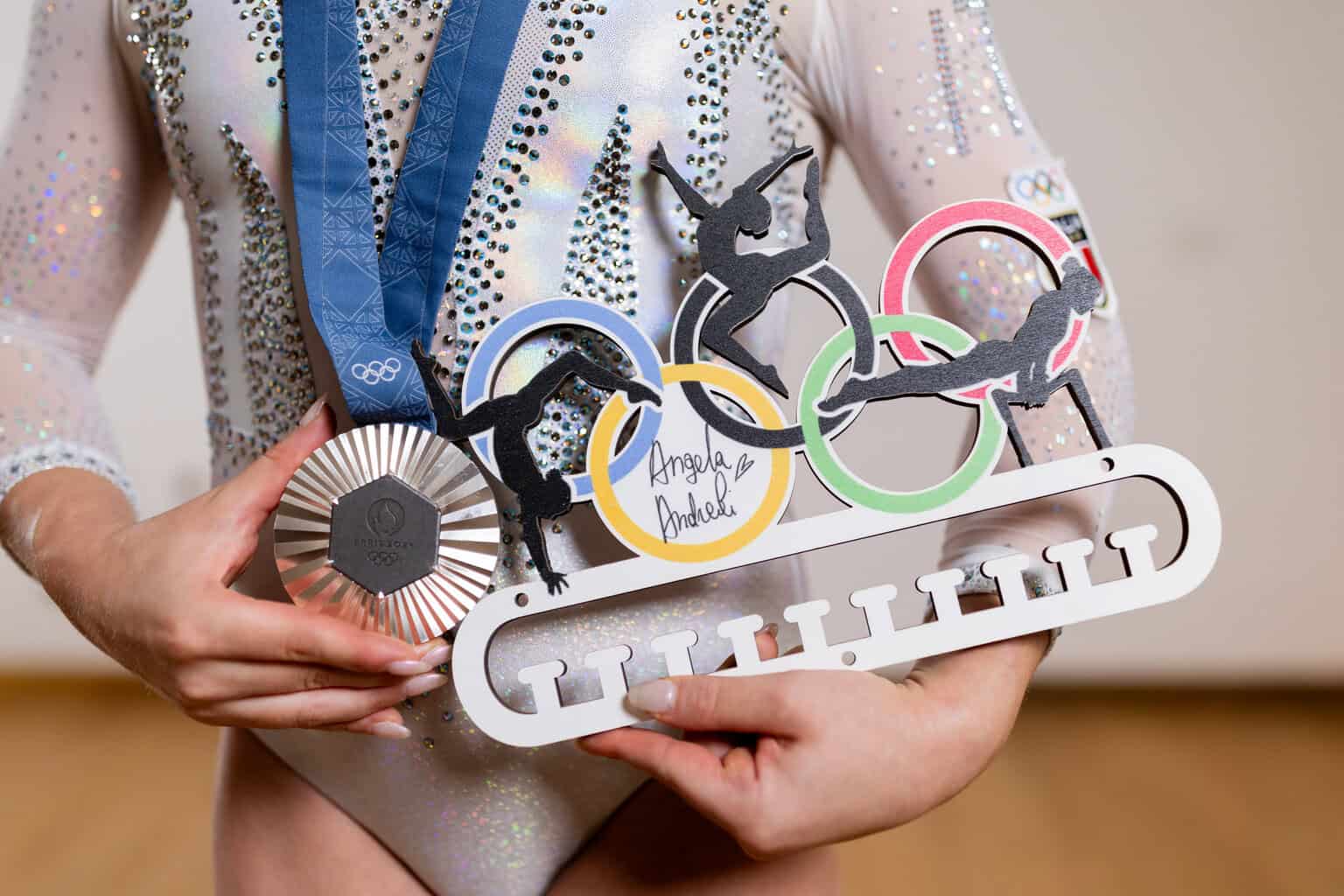 Atleta con medaglia e portamedaglie personalizzato